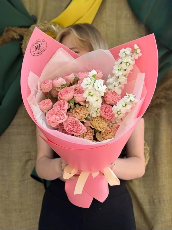 Вуличні декорації та оформлення фотозон від Marta Flowers: квітковий простір, який хочеться фотографувати